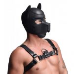 Modelo con máscara de perro de neopreno desmontable
