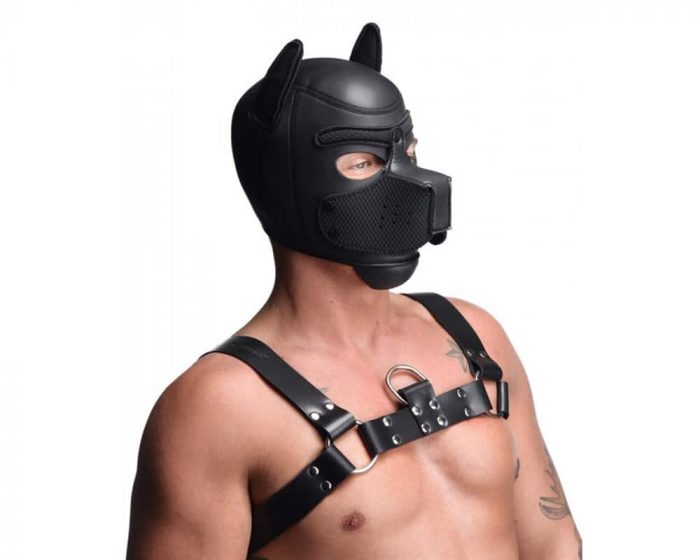 Modelo con máscara de perro de neopreno desmontable